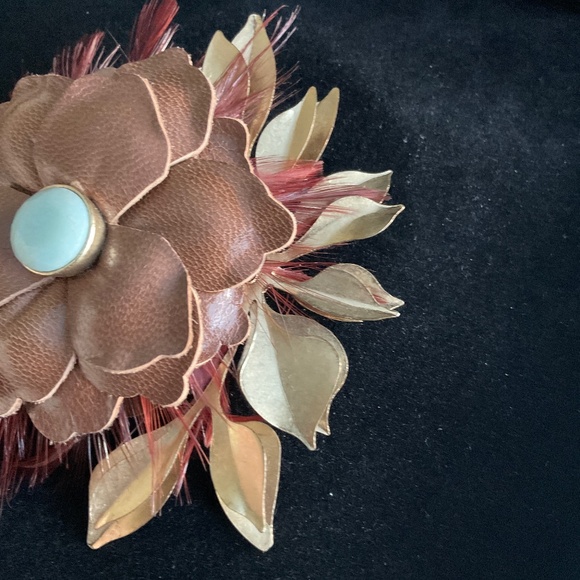 LEATHER, FEATHER & METAL BROOCH.  BLUE FACETED STONE IN CENTER OF FLOWER. SIGNED - Picture 2 of 6